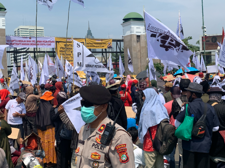 Sambangi Gedung DPR, Massa Petani Demo Peringati Hari Tani Nasional