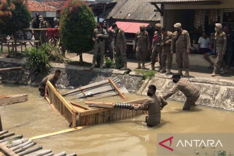 Alasan Satpol PP Bongkar 30 Bangunan Liar di Bekasi