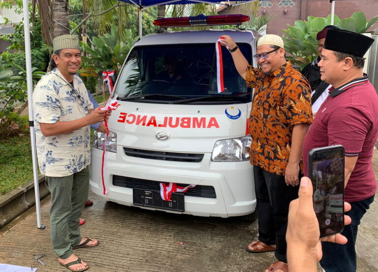 Angkatan 86 Berikan Bantuan Ambulans untuk Masjid Al Fath