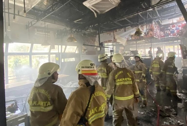 Akibat Tukang Las, Sebuah Kafe di Tendean Kebakaran