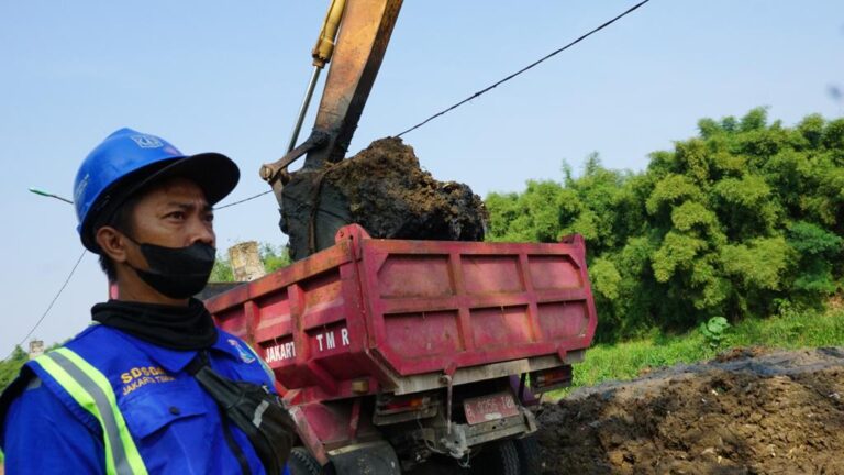 Tidak Kuat Nanjak, Truk Pembawa Pasir Terguling di Tembalang