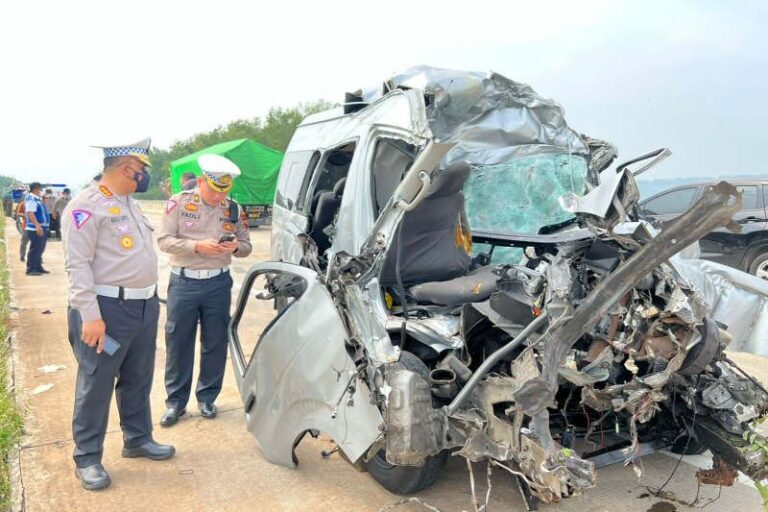 Kecelakaan Minibus di Tol Semarang-Batang Tewaskan Tujuh Orang