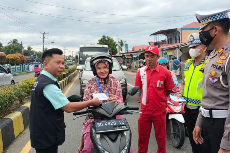 Sambut Hari Bhayangkara ke-67, Polres Mukomuko Bagikan 300 Kupon Pertalite Gratis