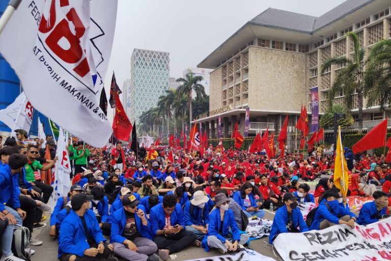 Di Depan Sarinah, Ribuan Buruh dan Mahasiswa Demo Tuntut Penyesuaian Harga BBM