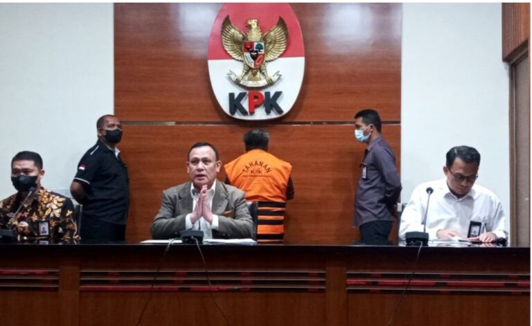 KPK Tahan Bupati Mimika Eltinus Omaleng Sebagai TersangkaÃ‚Â 