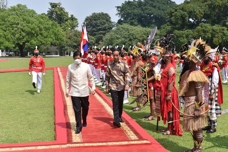 Jokowi Ajak Presiden Filipina Tanam Pohon Kayu Lilin di Istana Bogor