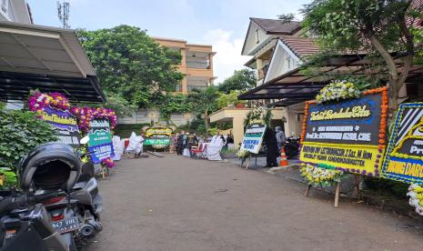 Karangan Bunga Duka Cita Padati Kediaman Azyumardi Azra