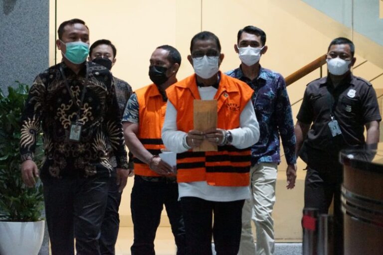 Mantan Wali Kota Ambon Richard Louhenapessy Didakwa Terima Suap Rp11 Miliar