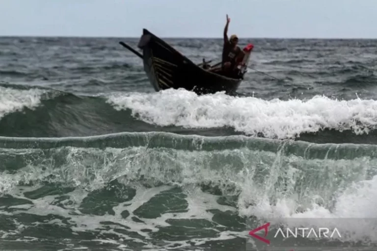 Ada Gelombang Tinggi Mencapai 2 Meter di Samudera Hindia Barat Nias, Nelayan Diimbau untuk Waspada