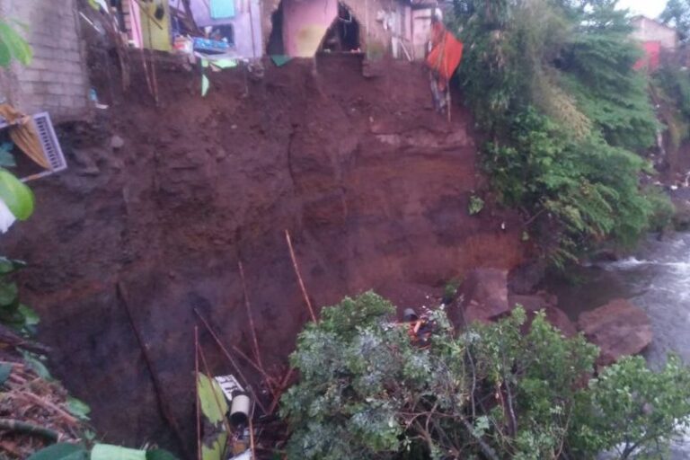 Tebing Sungai di Mukomuko Longsor, Rumah Warga Terancam Hanyut