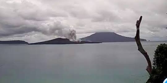 Erupsi, Gunung Anak Krakatau Lontarkan Abu Setinggi 150 Meter