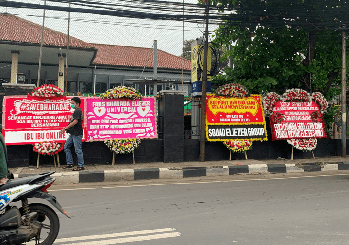 Karangan Bunga Dukungan Bharada E Kembali Banjiri PN Jaksel