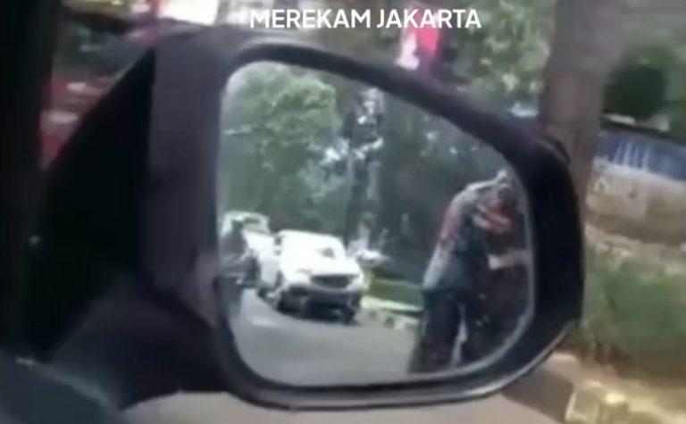 Viral Polisi dan Dishub Pukul Spion Pengemudi Mobil di Widya Chandra