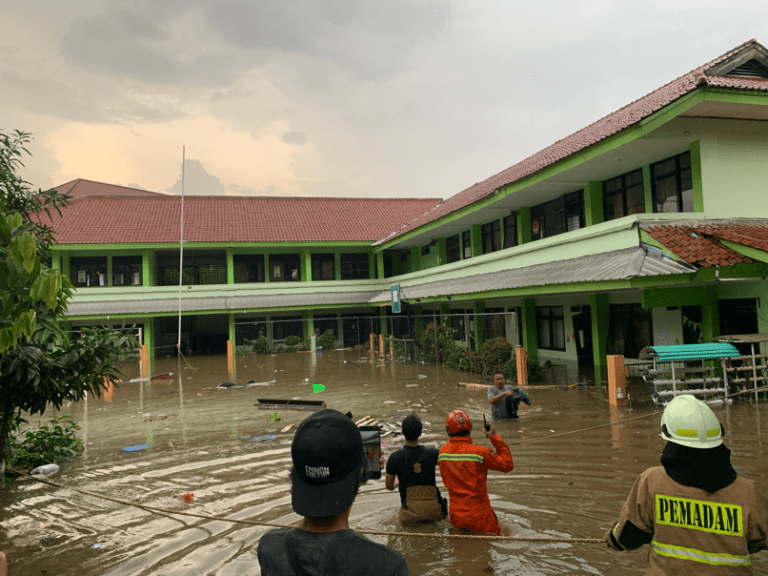 Banjir Robohkan Tembok Pembatas MTsN 19 Jakarta, Tiga Siswa Tewas