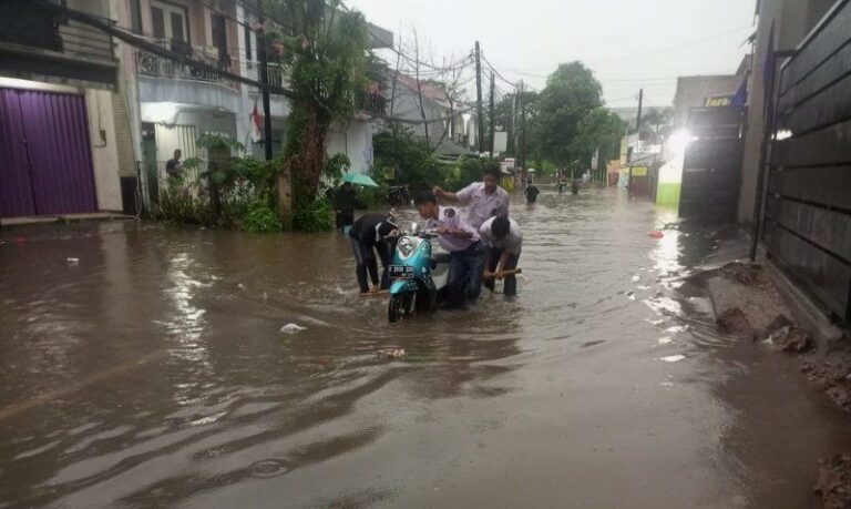 Hujan Terus, Kali Ciliwung Meluap, 21 RT di Jakarta Timur Tergenang