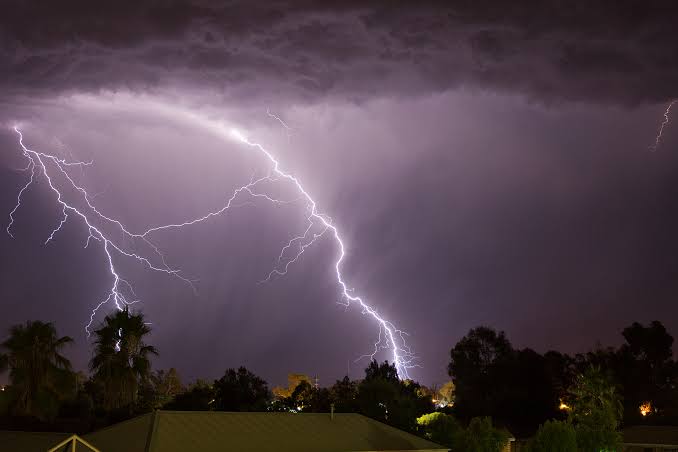 Waspada, Hujan Petir Guyur Jaksel dan Jaktim Siang hingga Malam Hari