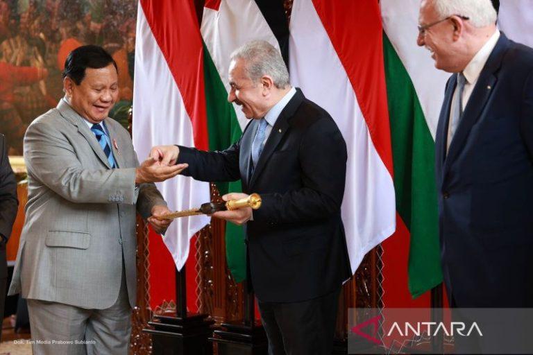 Prabowo Tawarkan Beasiswa Unhan untuk Anak-anak Palestina