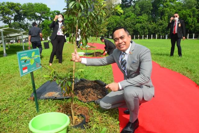 Tutup P20, DPR RI Ajak Para Delegasi Tanam Pohon Bersama