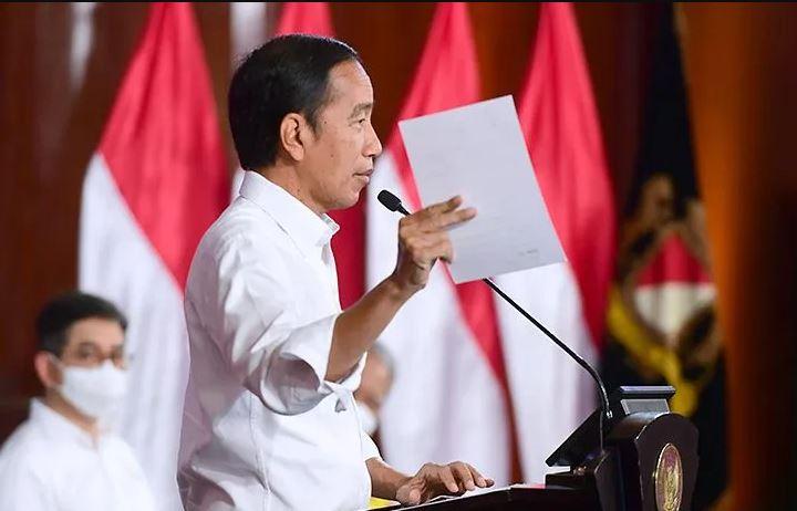 Hoaks! Foto Jokowi Pamerkan Ijazah ke Publik