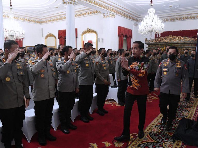 Viral! Kapolda Metro Jaya Terima Telepon Saat Pengarahan Presiden Jokowi di Istana