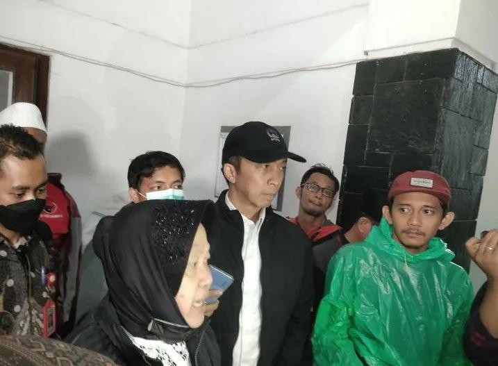 Mensos Risma Berikan Bantuan untuk Korban Longsor di Bogor