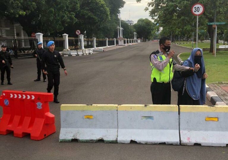 Terobos Masuk Istana, Perempuan Berkerudung dengan Senjata Api Diamankan