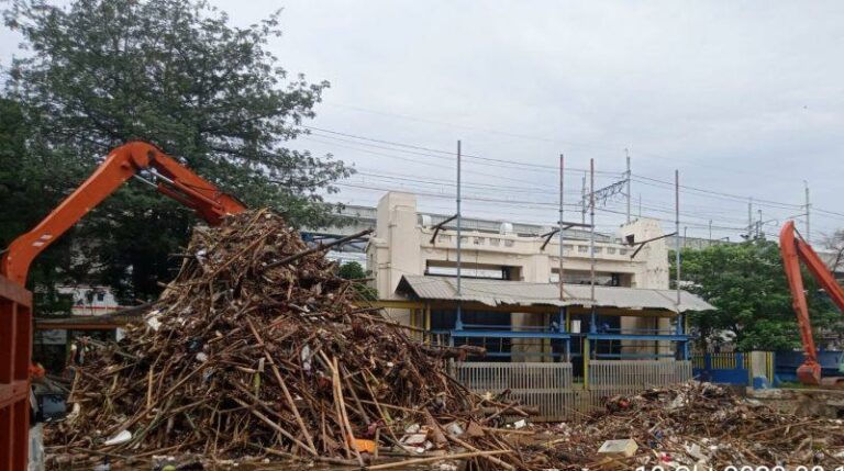 Usai Banjir Kiriman, Tumpukan Sampah Menggunung di Pintu Air Manggarai