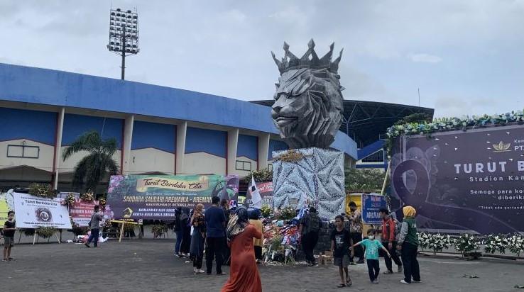 Ratusan Karangan Bunga Belasungkawa Padati Stadion Kanjuruhan