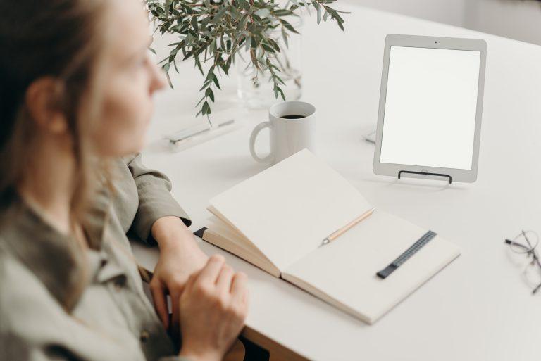 sumber: Photo by cottonbro: https://www.pexels.com/photo/boy-in-gray-jacket-sitting-beside-table-with-white-printer-paper-and-white-ceramic-mug-4065903/