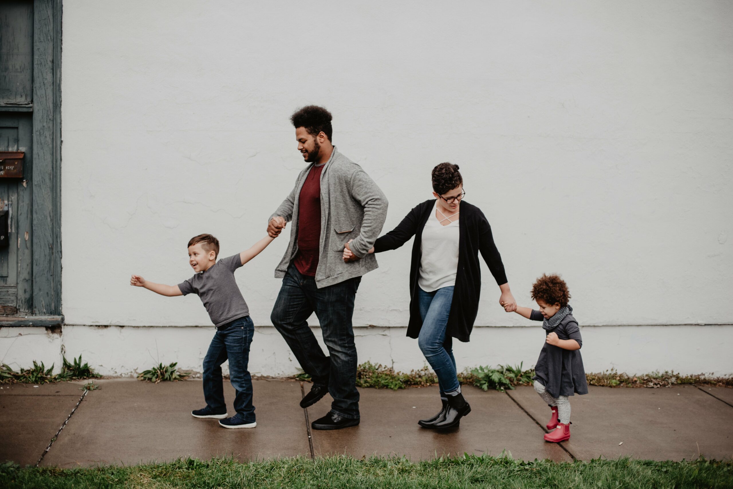 Foto Ilustrasi Keluarga, Sumber foto: Photo by Emma Bauso: https://www.pexels.com/photo/family-of-four-walking-at-the-street-2253879/