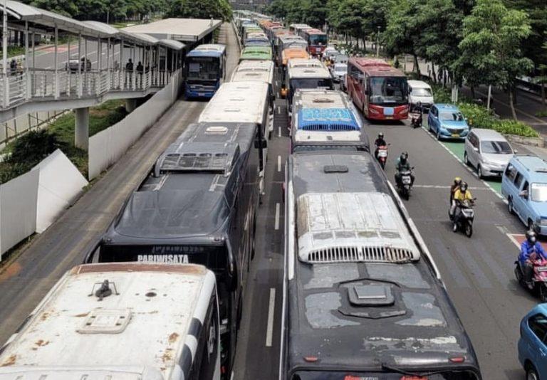 Bus Relawan Jokowi Penuhi Jalan, Polisi Minta Warga Hindari Kawasan GBK