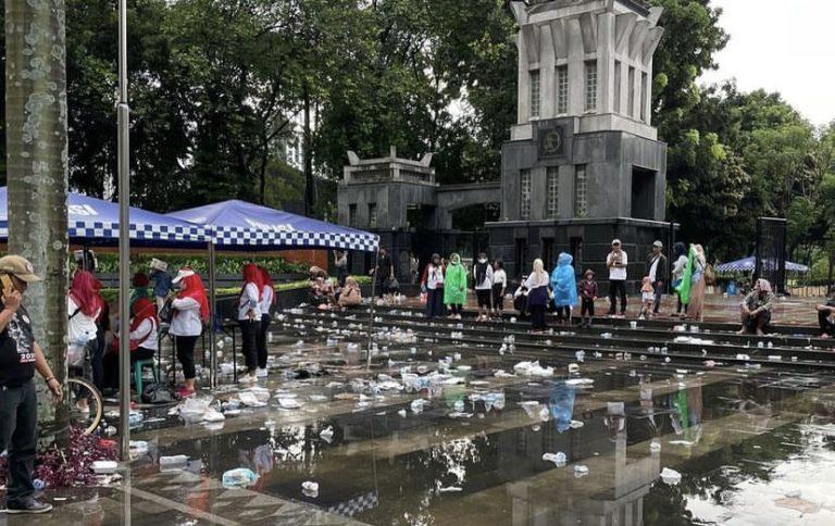 Tumpukan 31 Ton Sampah di GBK Usai Relawan Jokowi Gelar Acara