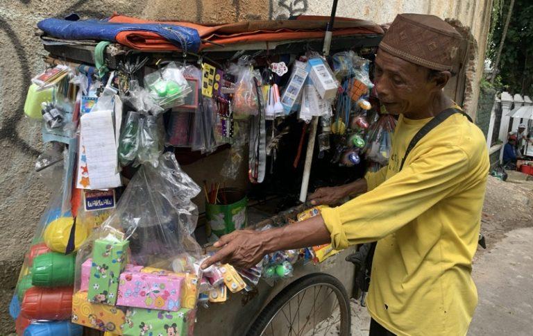 Kasihan! Kakek Penjual Mainan Anak di Kemang Dagangannya Raib Saat Ditinggal Shalat Jumat