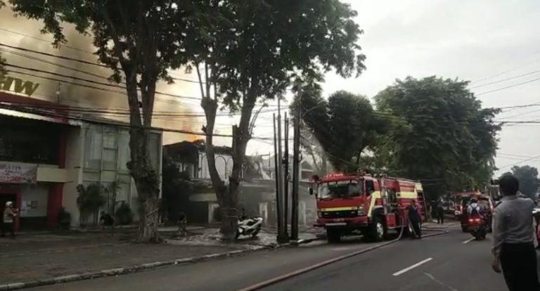 Tabung Gas Warteg Bocor, Rumah Dua Lantai di Tebet Kebakaran