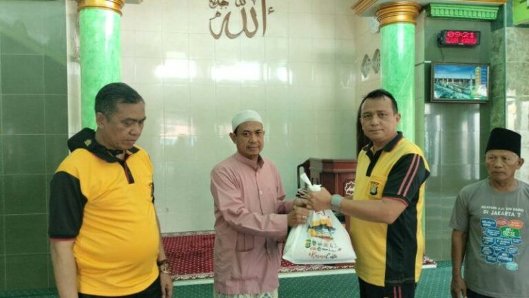 Polsek Cempaka Putih Gelar Baksos di Beberapa Masjid