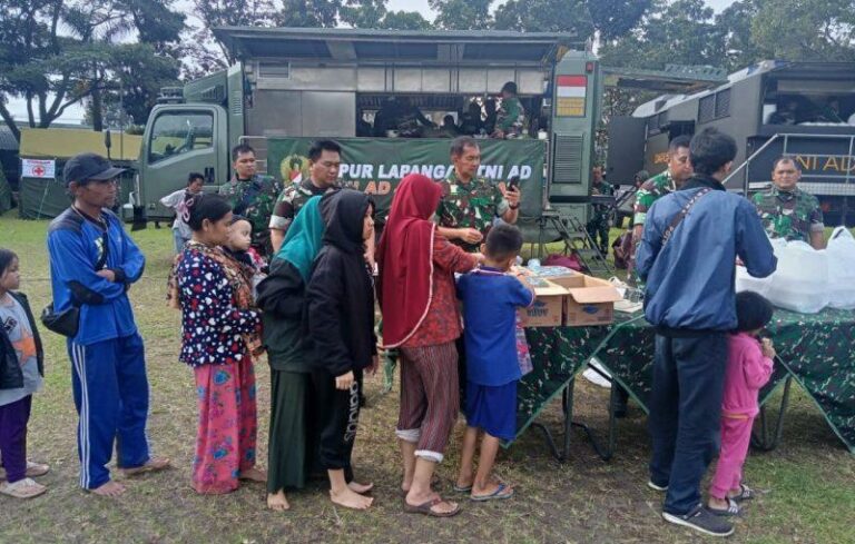 Kodam Jaya Kirim Ratusan Prajurit untuk Dirikan Tenda Pengungsian dan Dapur Umum