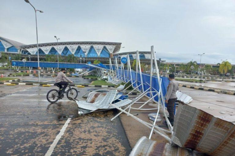 Diterjang Puting Beliung, Kanopi Bandara Supadio Rusak