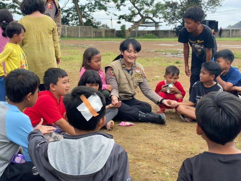 Polri Coba Kembalikan Senyum Anak-anak dan Ibu-ibu Korban Gempa Cianjur