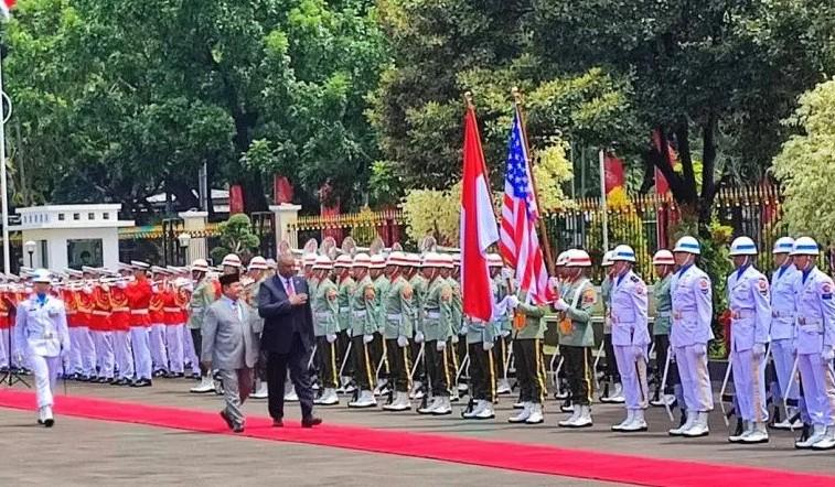 Ketika Menhan Prabowo Ajak Menhan AS Hormat ke Patung Soekarno