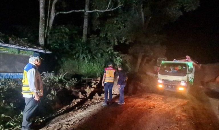 Jalur Sukabumi-Pelabuhanratu Longsor, Lalu-lintas Kendaraan Dialihkan