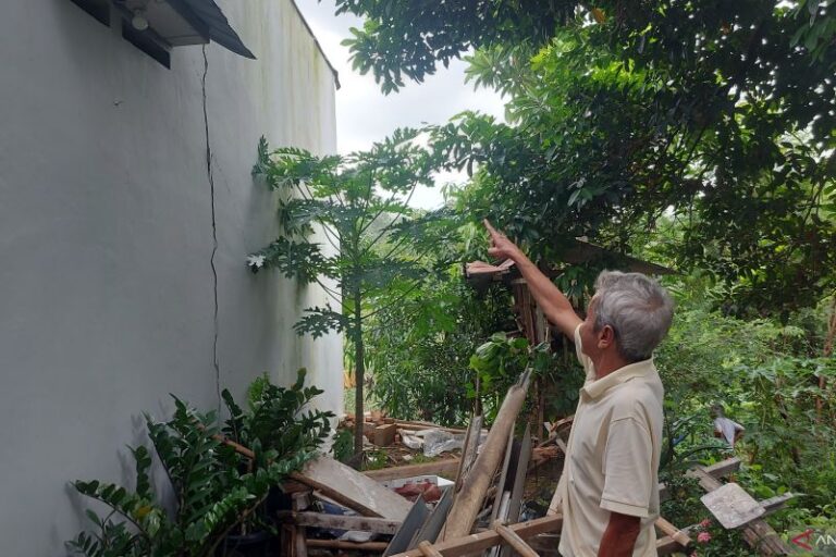 Dinding Rumah Warga Retak Setelah Turap Kali Cilangkap Longsor