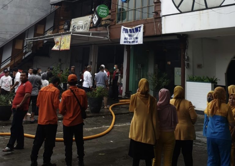 Akibat Korsleting Arus Listrik, Gudang Loundry di Kemang Utara Terbakar