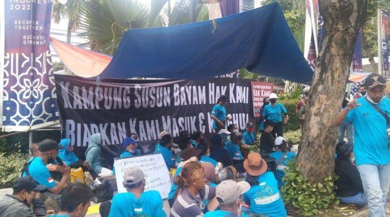 Minta Kejelasan, Warga Kampung Bayam Dirikan Tenda di Depan Balaikota