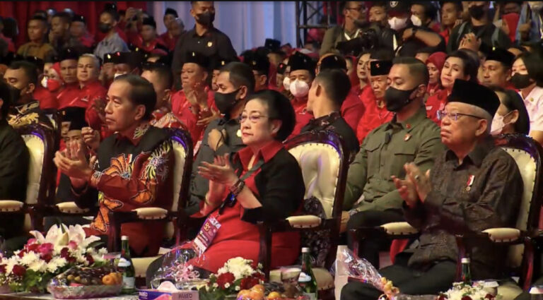 Megawati Berkaca-kaca saat Video Ã¢â‚¬Å“Dedication of LifeÃ¢â‚¬Â Bung Karno Diputar