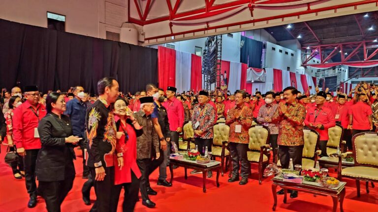 Kompaknya Para Menteri Pakai Batik dan Warna Merah di HUT PDIP