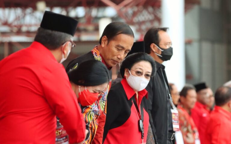 HUT PDIP ke-50, Jokowi Terima Bendera Merah Putih dari Penerjun