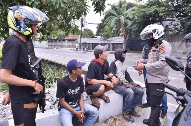 Polisi Tertibkan Sebelas Juru Parkir Liar Resahkan Sopir Truk di Cengkareng