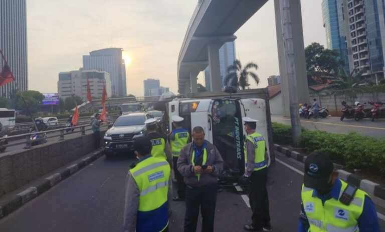 Hilang Kendali, Truk Terguling Tabrak Pembatas Fly Over di Kuningan Jaksel