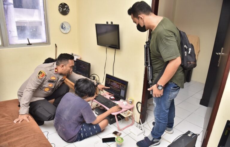 Sebanyak 24 Terduga Operator Judi Online di Cengkareng Diamankan Polisi