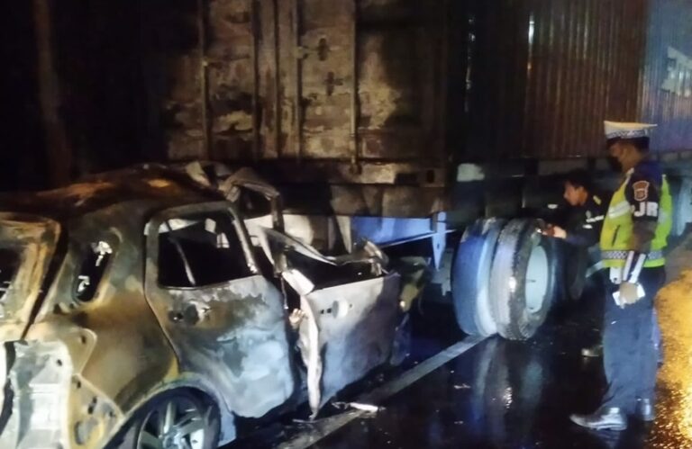 Daihatsu Rocky Terbakar di Tol Sedyatmo, Satu Pengemudi Tewas